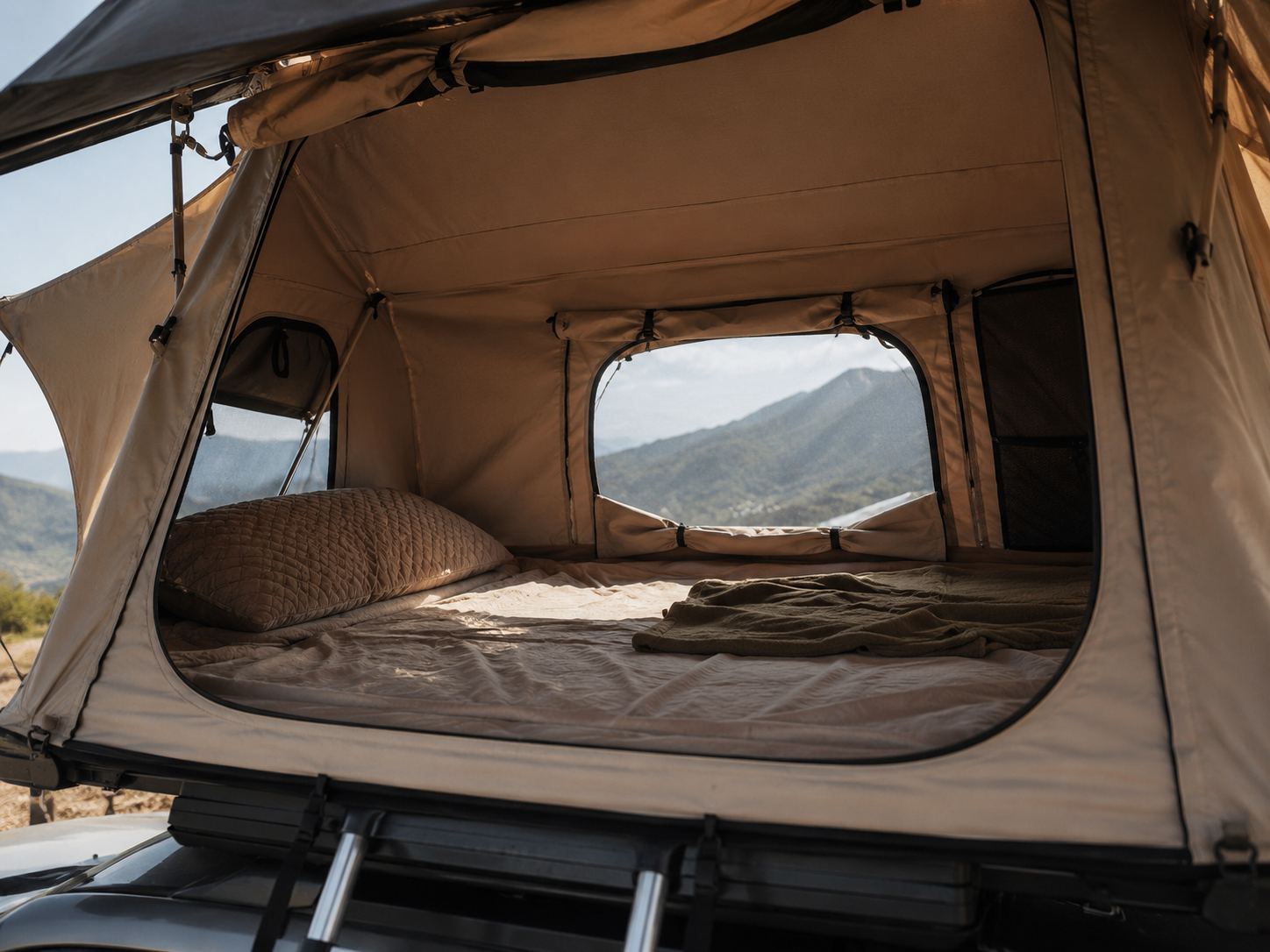 Intérieur de la tente de toit ROADNEST, espace de couchage ouvert sur la nature