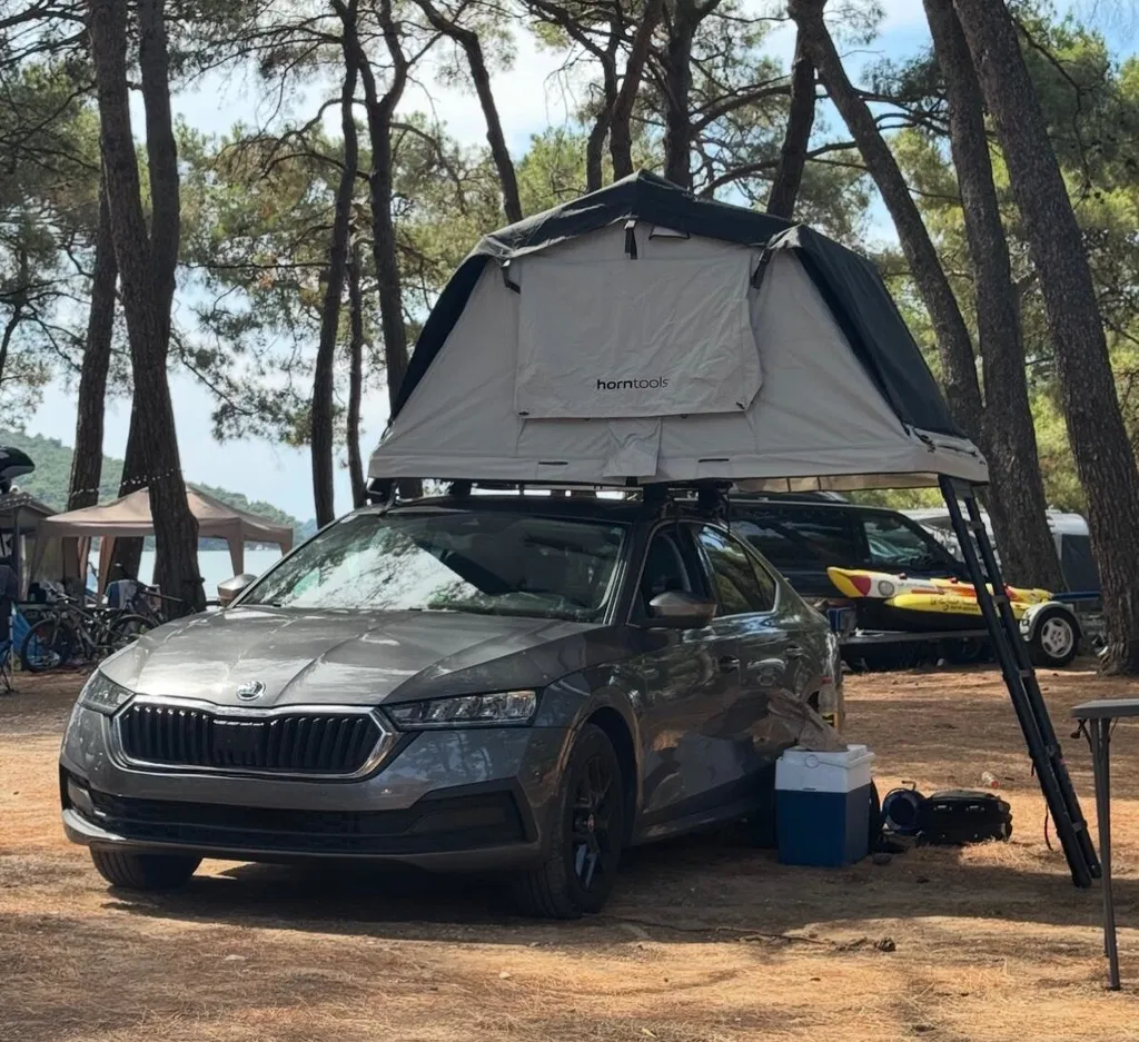 Tente de toit ROADNEST ouverte sur le break d'un client, échelle déployée