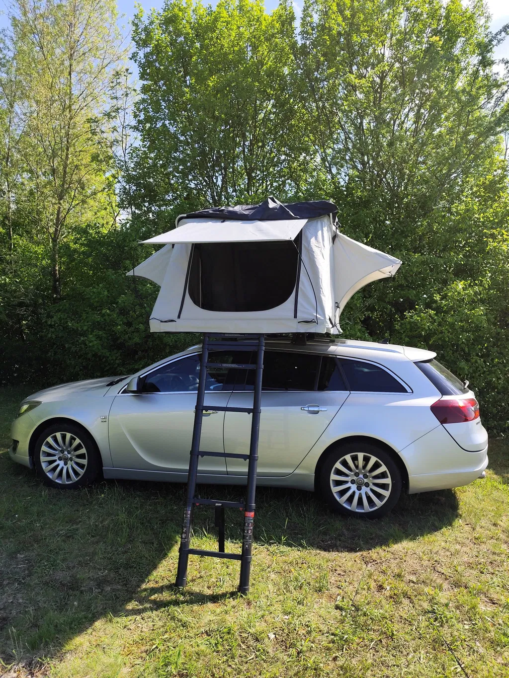 Tente de toit ROADNEST installée sur le break d'un client